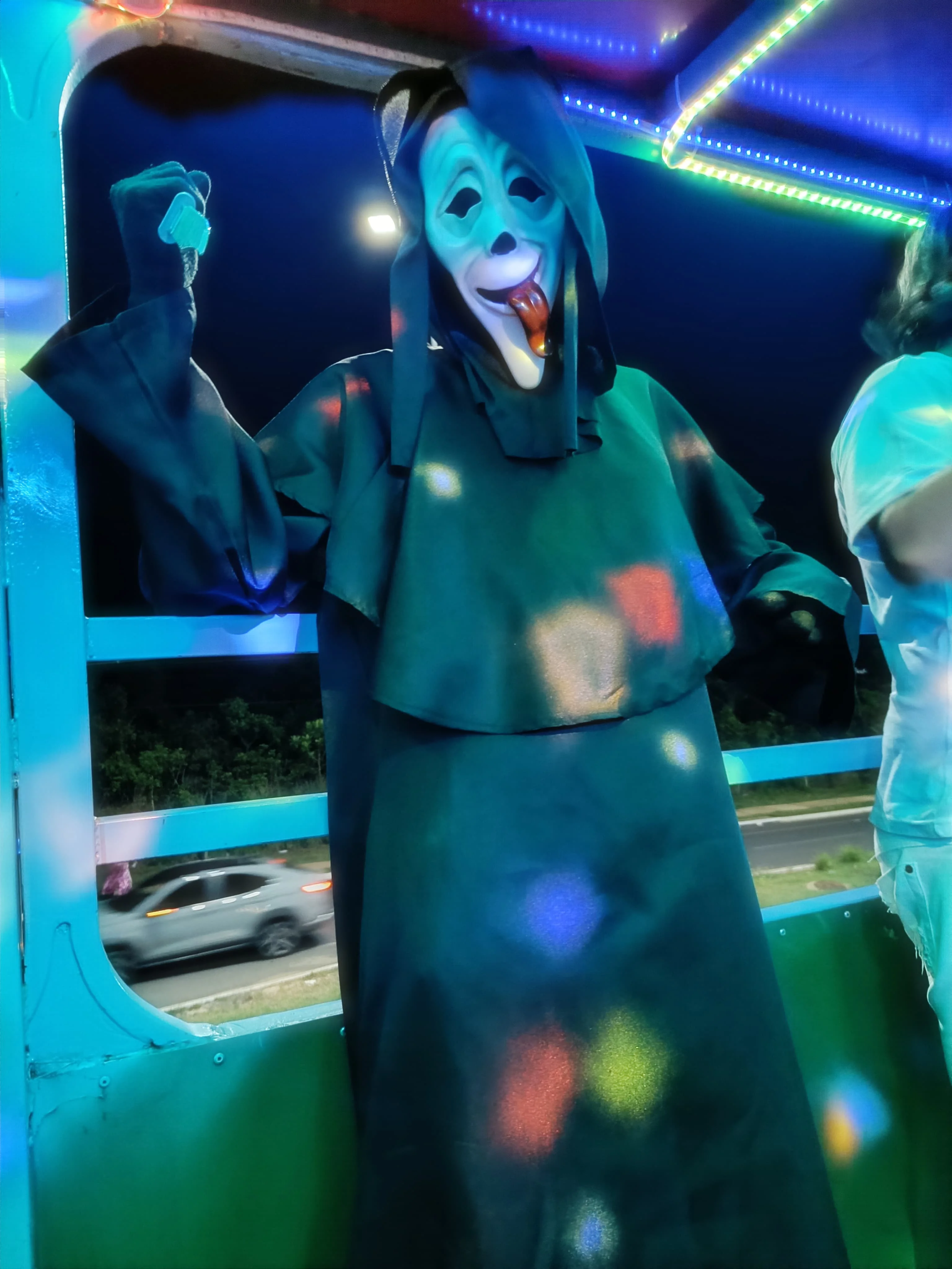 [Self] panic at the Hurricane truck! (My ghostface cosplay From Scary movie ) - Victor Fox picture 8 of 10