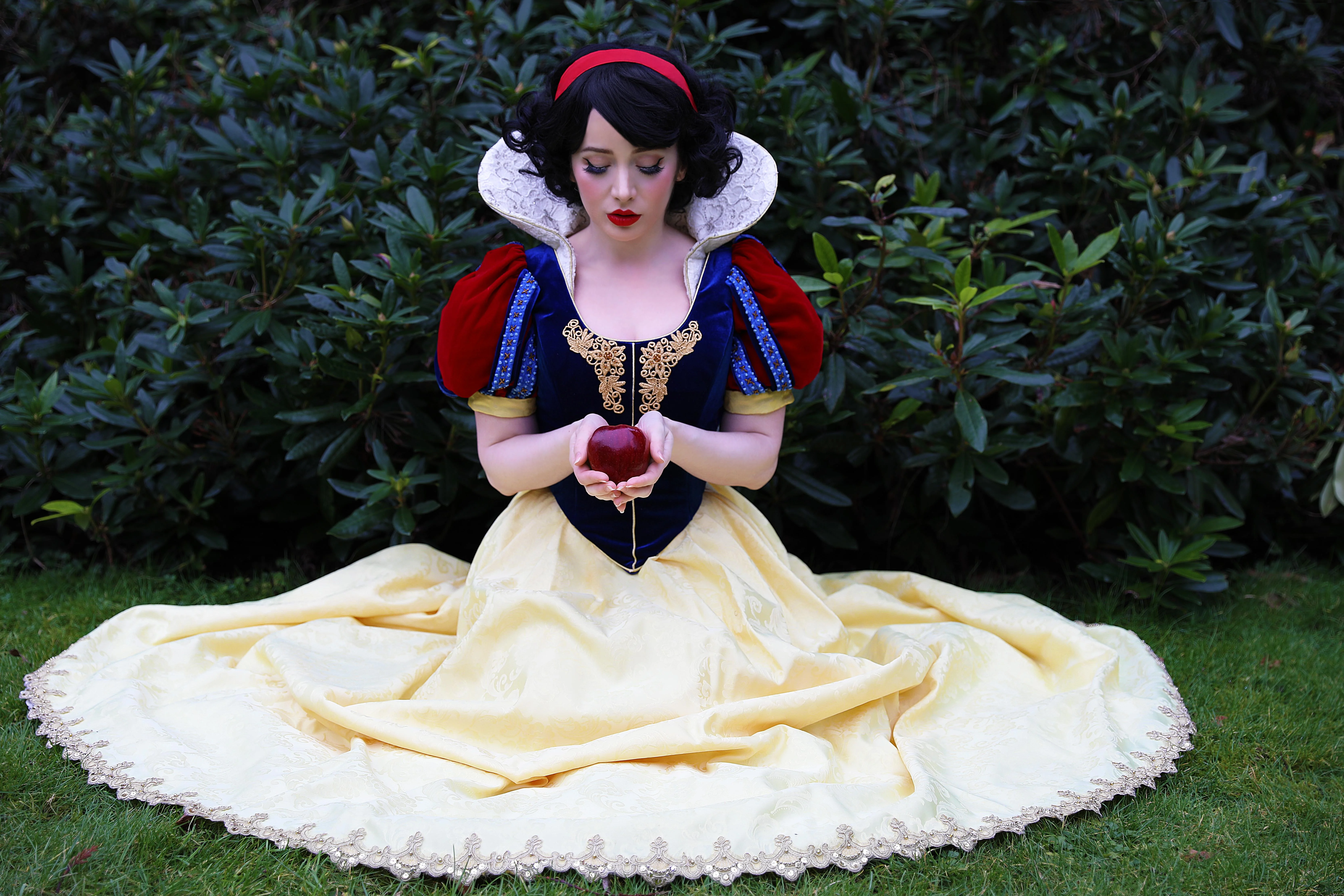 Snow White 🍎 cosplay by Mimi Reaves picture 1 of 1
