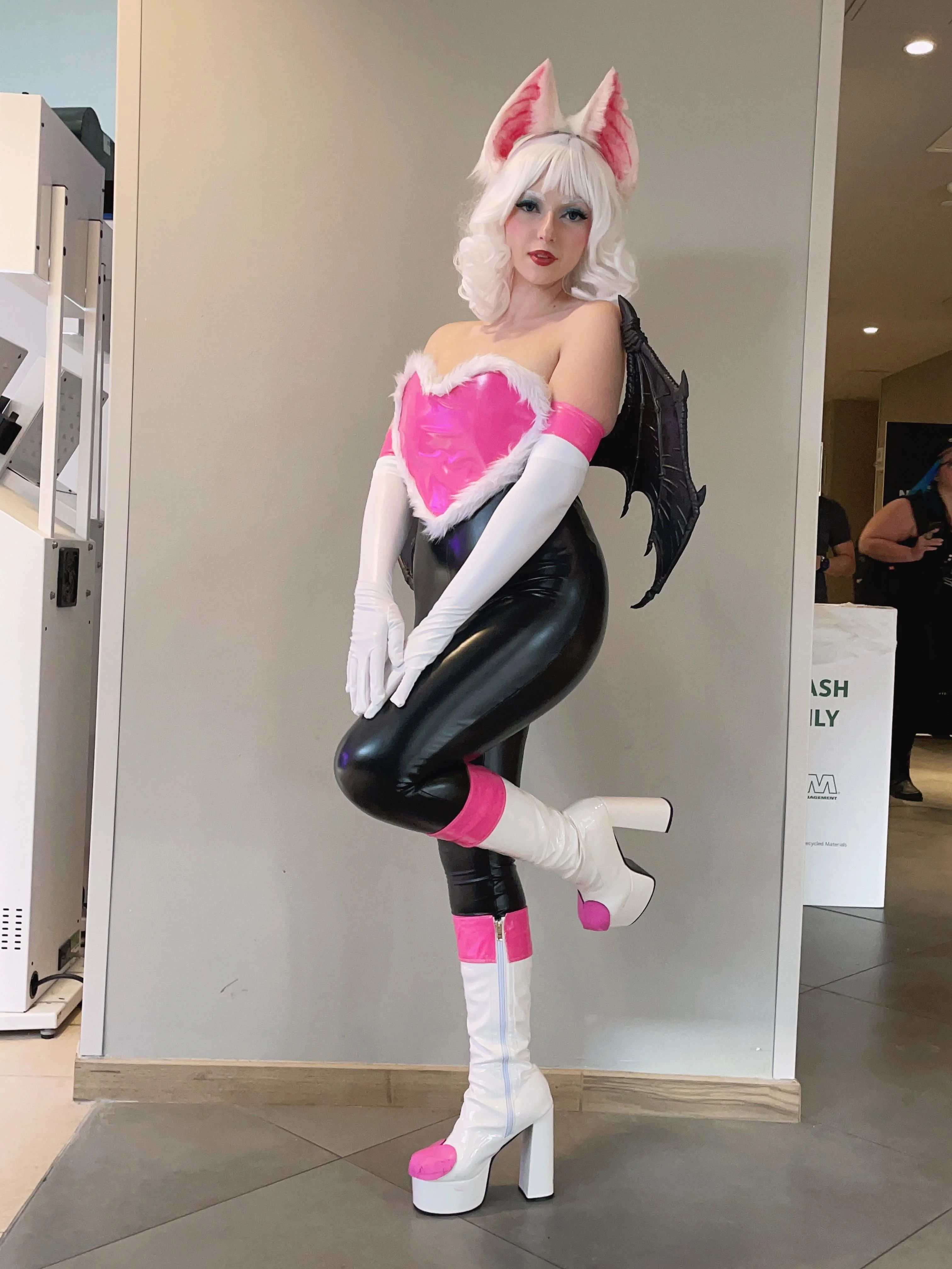 my cosplay of rouge the bat from sonic (capeofwonders) picture 1 of 1