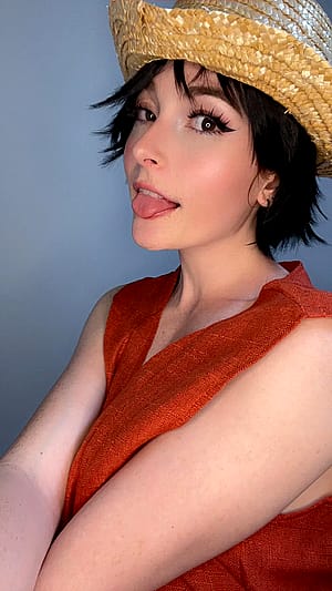 Genderbent Luffy cosplay by SylvieeUWU'