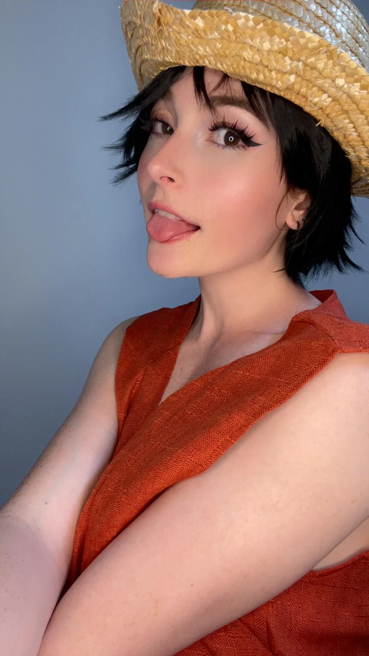 Genderbent Luffy cosplay by SylvieeUWU picture 1 of 3