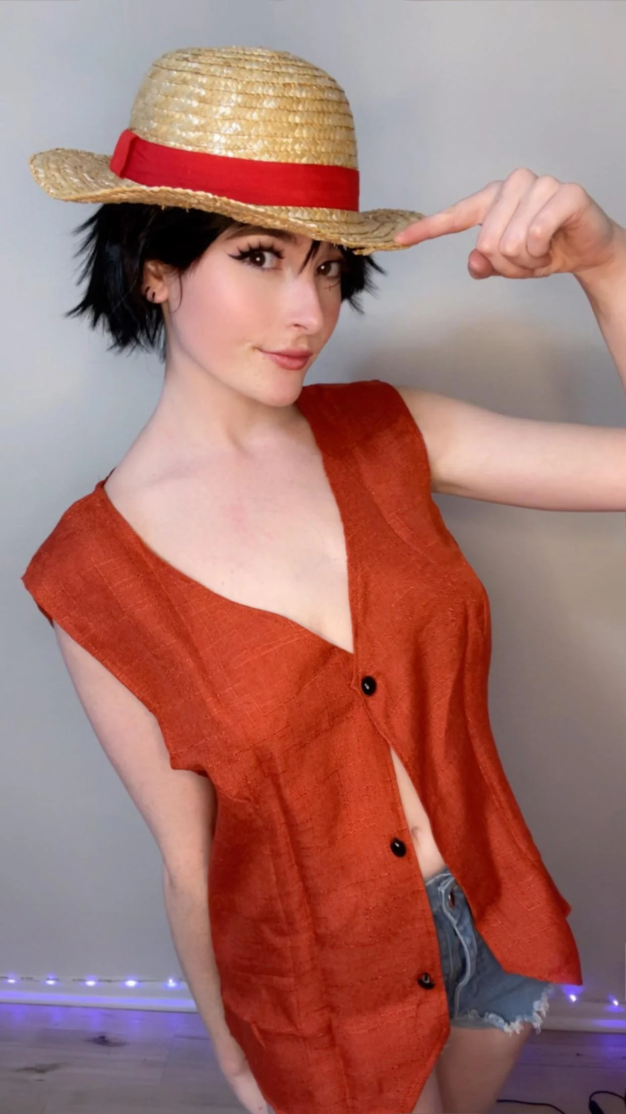 Genderbent Luffy cosplay by SylvieeUWU picture 2 of 3