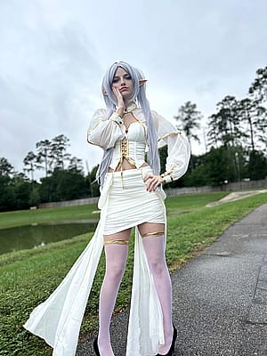 Frieren (by lilllyfae on instagram) come support me🩷'