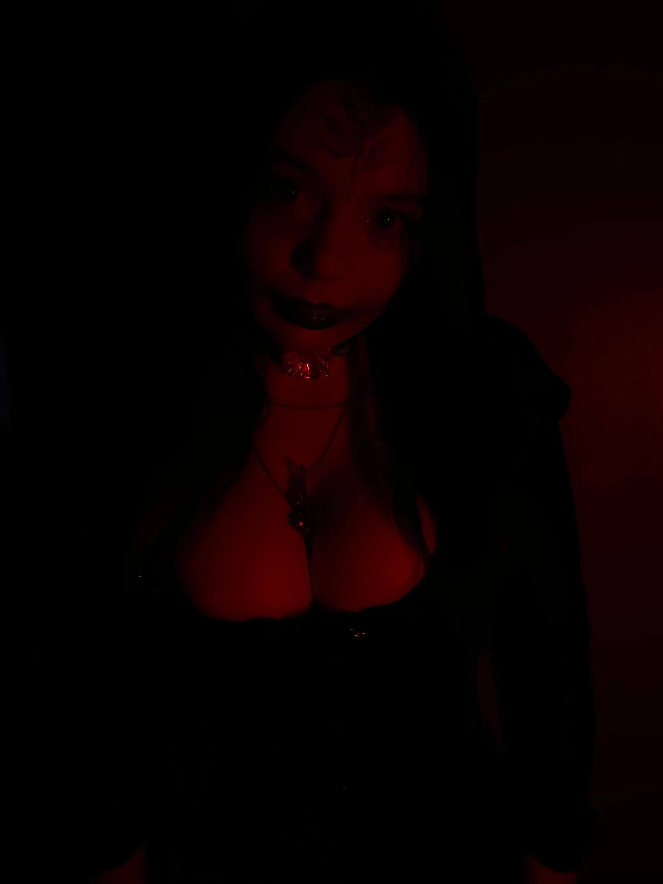 Cassandra Dimitrescu cosplay (b3lla.luxe) picture 1 of 4