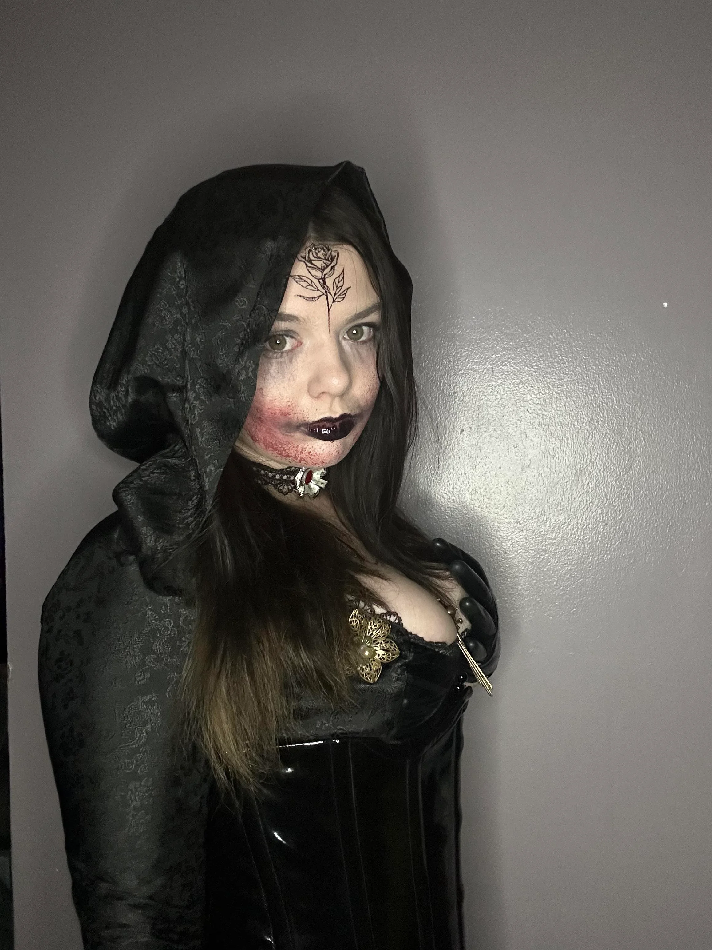 Cassandra Dimitrescu cosplay (b3lla.luxe) picture 2 of 4