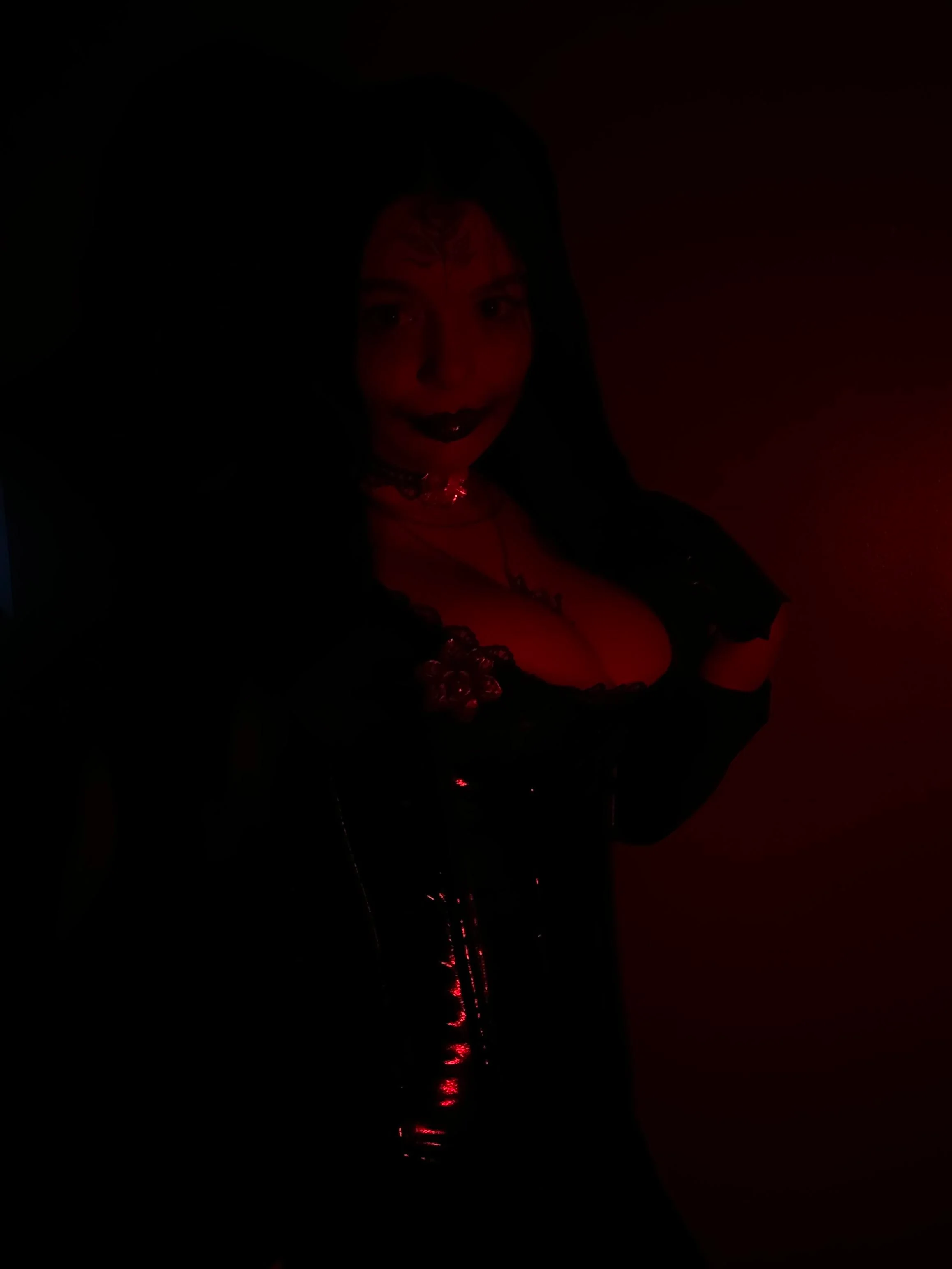 Cassandra Dimitrescu cosplay (b3lla.luxe) picture 3 of 4