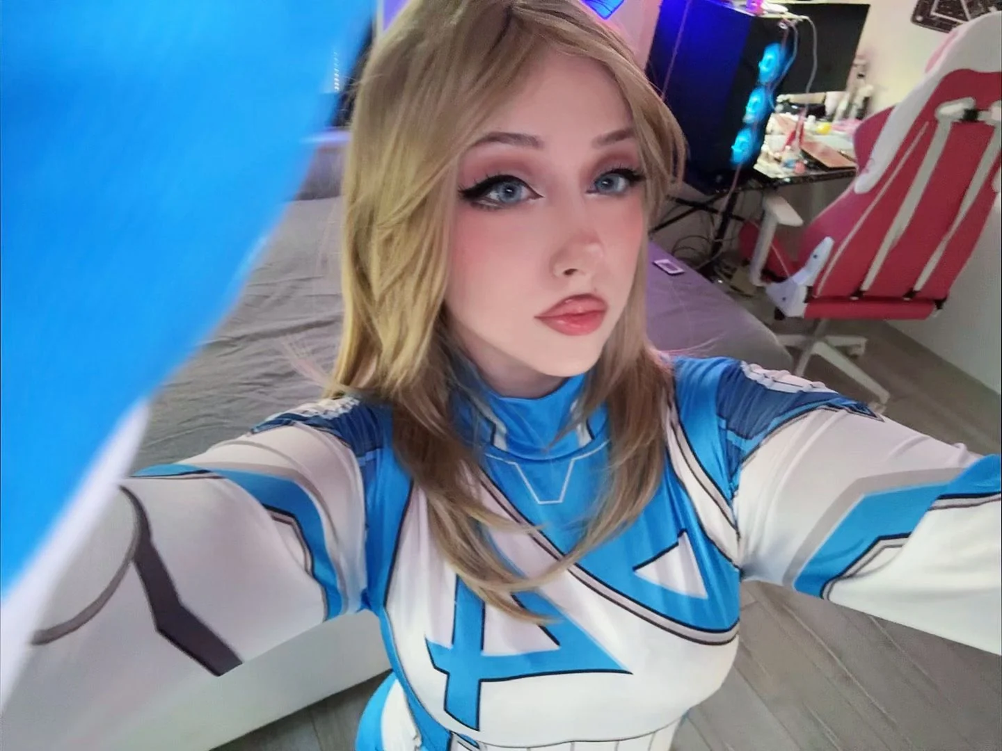 Invisible woman cosplay by ( yarensniper_ ) picture 3 of 3