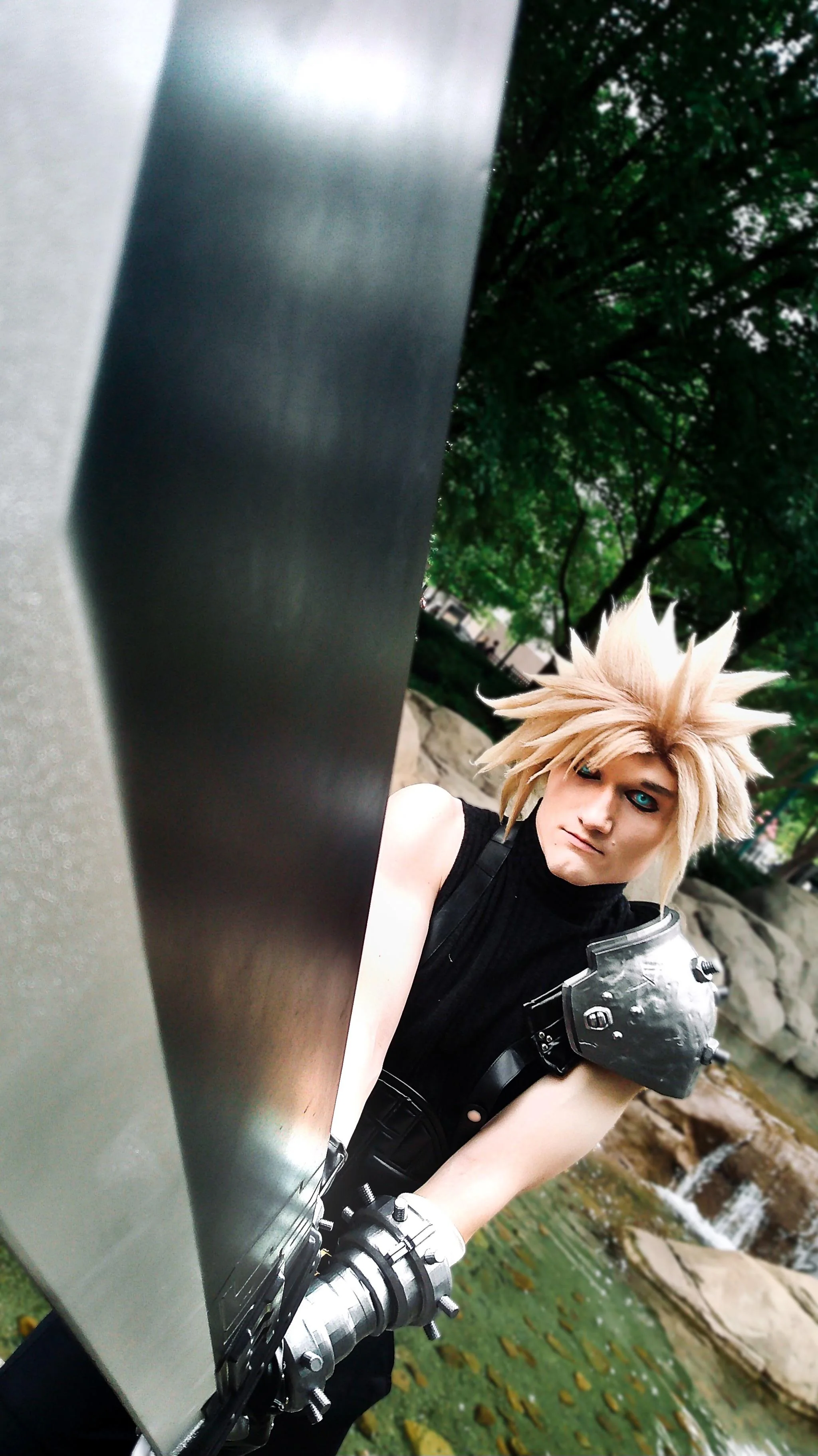 Cloud Cosplay from Final Fantasy 7 Remake. IG whitehairdante_23 picture 2 of 3