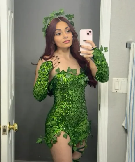 Poison Ivy cosplay by u/FoxxyRoxanne picture 1 of 1
