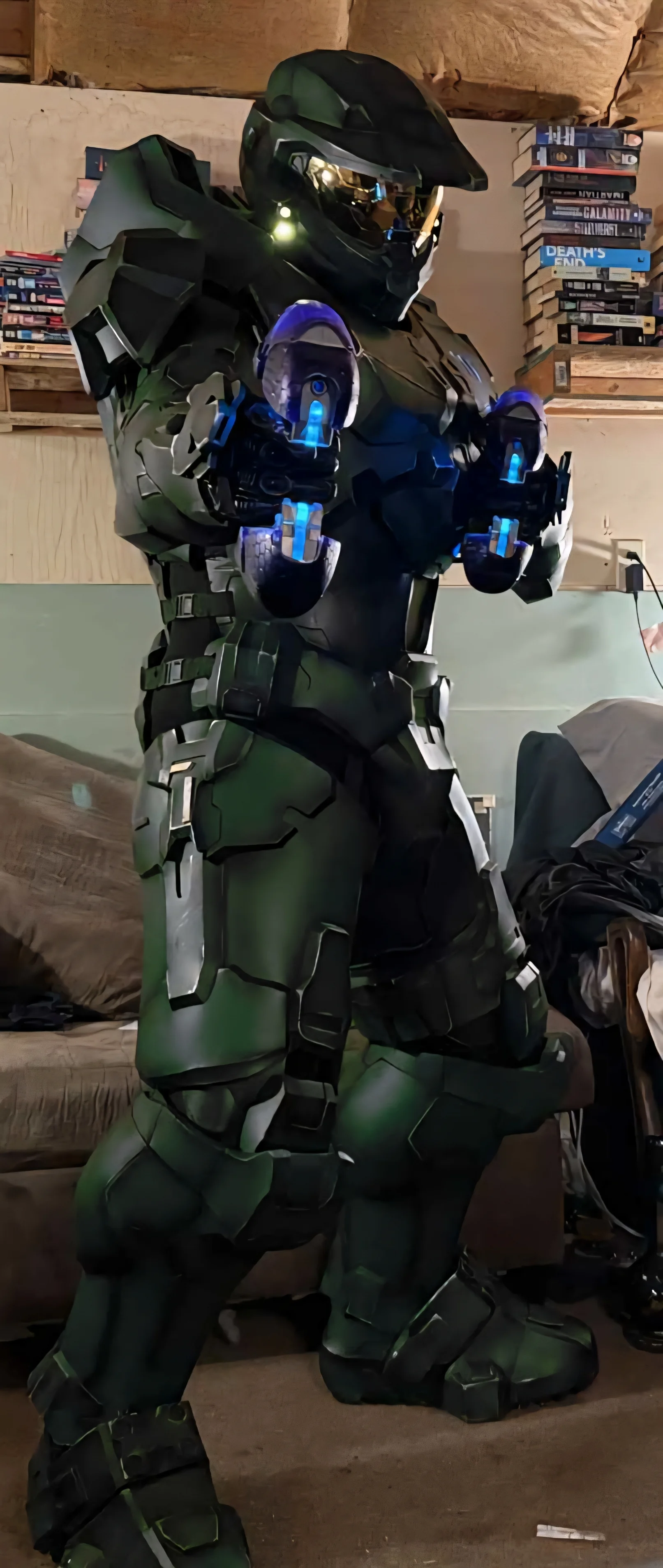Master Chief from Halo by Chunky Lad dual wielding Plasma Rifles! Getting ready for PAX West! picture 6 of 8