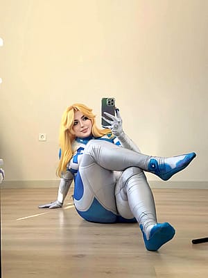 Kuroitsune as Sue Storm [Fantastic Four]'