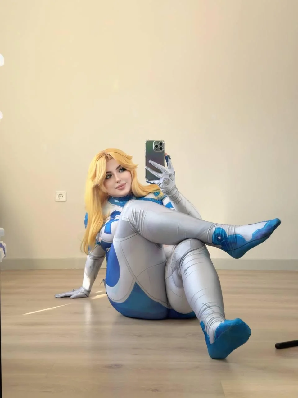 Kuroitsune as Sue Storm [Fantastic Four] picture 1 of 1