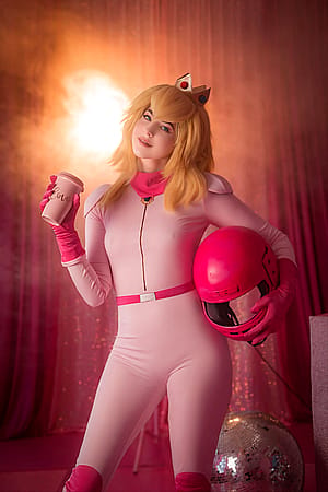 Princess Peach by Julia7Incredible'