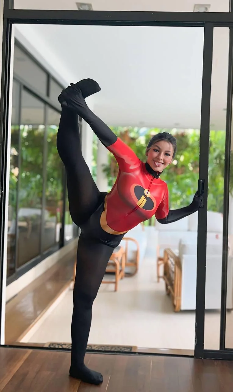 Channeling Elastigirl vibes! Cosplay inspired by The Incredibles 💥 - by Isabella picture 1 of 1