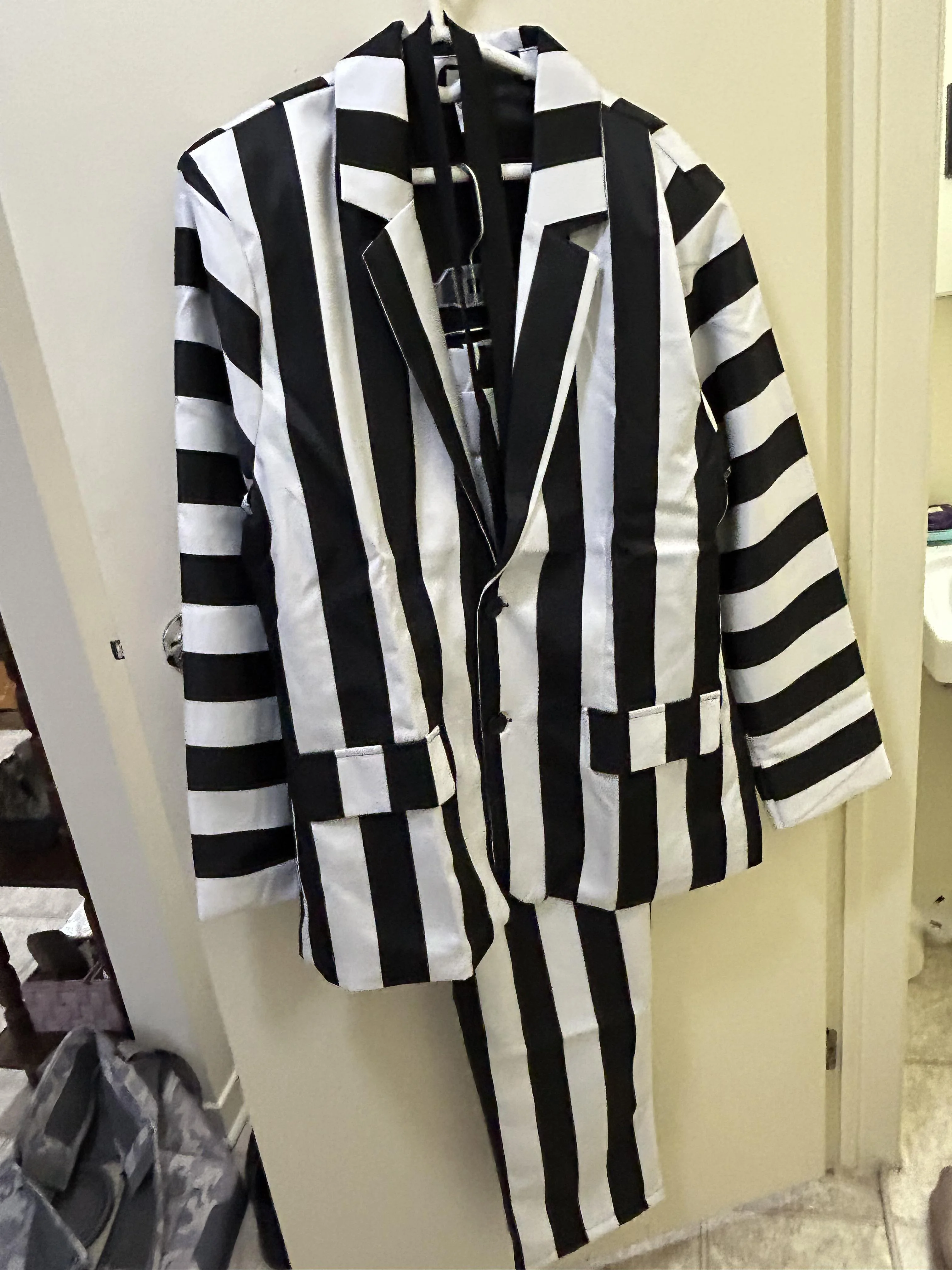 Hi, I’m Basil. Does anyone have any advice for making this Beetlejuice costume look dirty and tattered without using actual dirt? picture 1 of 1