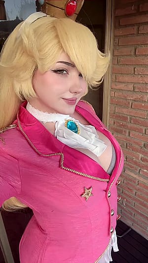 Princess Peach cosplay (Kuroitsne)'