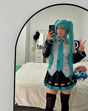 hatsune miku by molly'