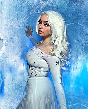 Elsa from Frozen by hauntedhostess'