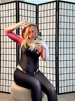 Spider Gwen by kealani'