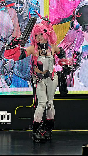 i_fu93 cosplaying Yvonne from Arknights: Endfield during Tokyo Game Show 2025 [video]'