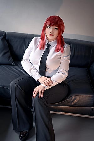 Corporate looking Makima (Kuroitsne)'