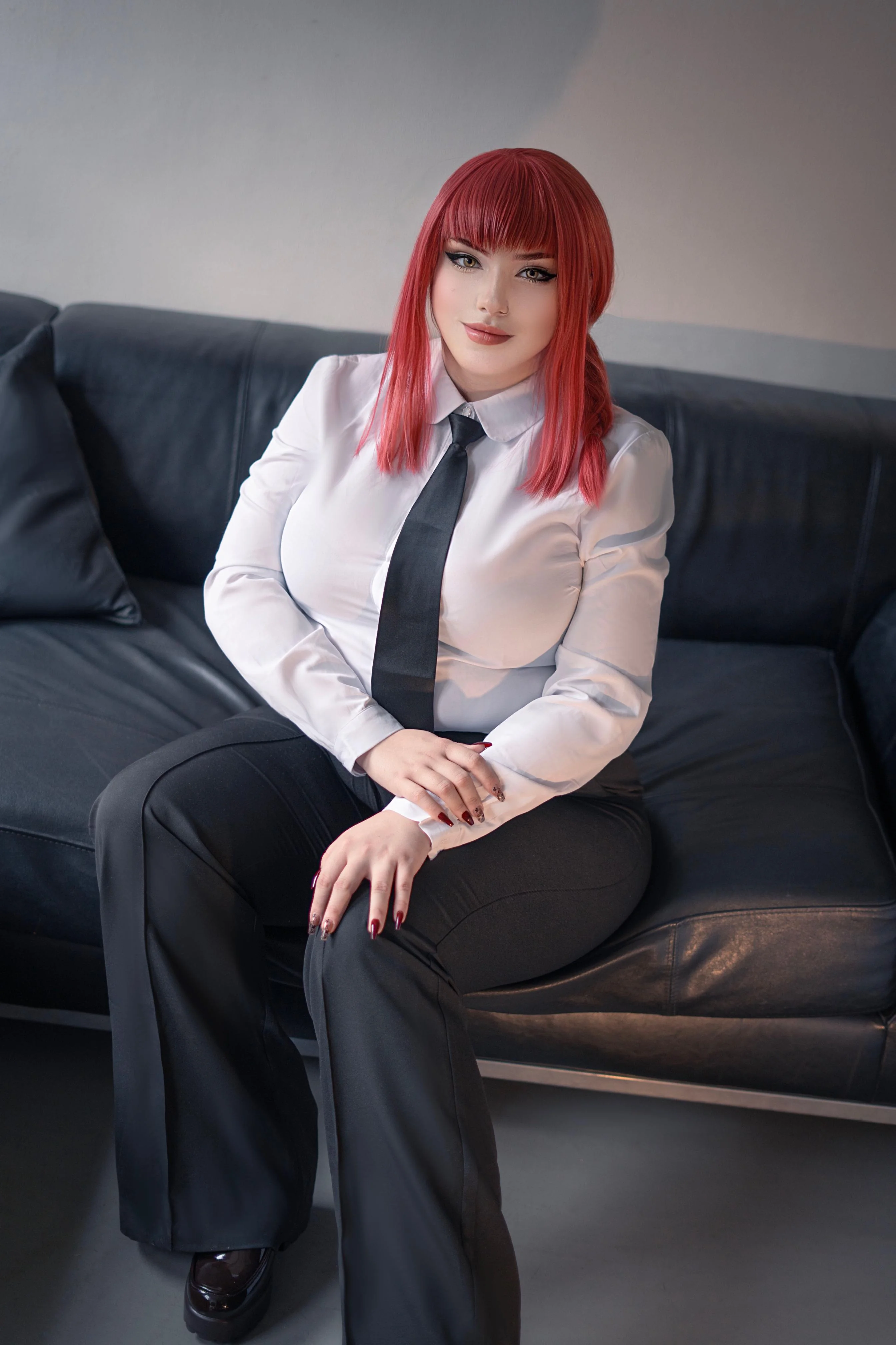 Corporate looking Makima (Kuroitsne) picture 1 of 1