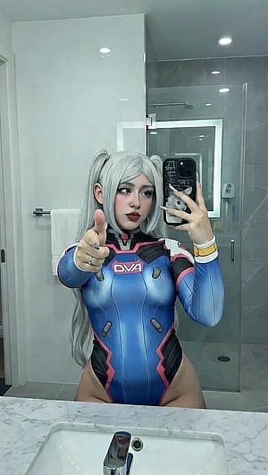 D.Va bathroom selfie by Zarababyxx'