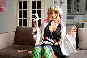 Mitsuri Kanroji (Demon Slayer) cosplay by Kutikami Sama 🎀'