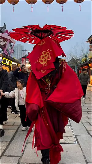 When Your 2m Ghost Master Cosplay Confuses passerby(cosplayer: zijin)'