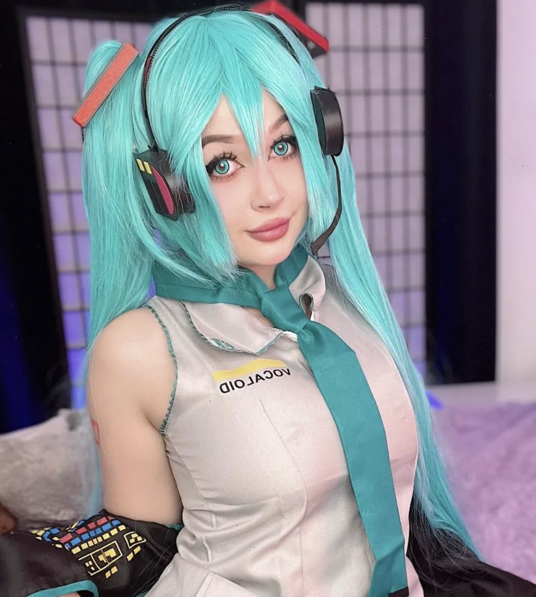 Hatsune Miku cosplay by (Purple Bitch) [OC] picture 1 of 1