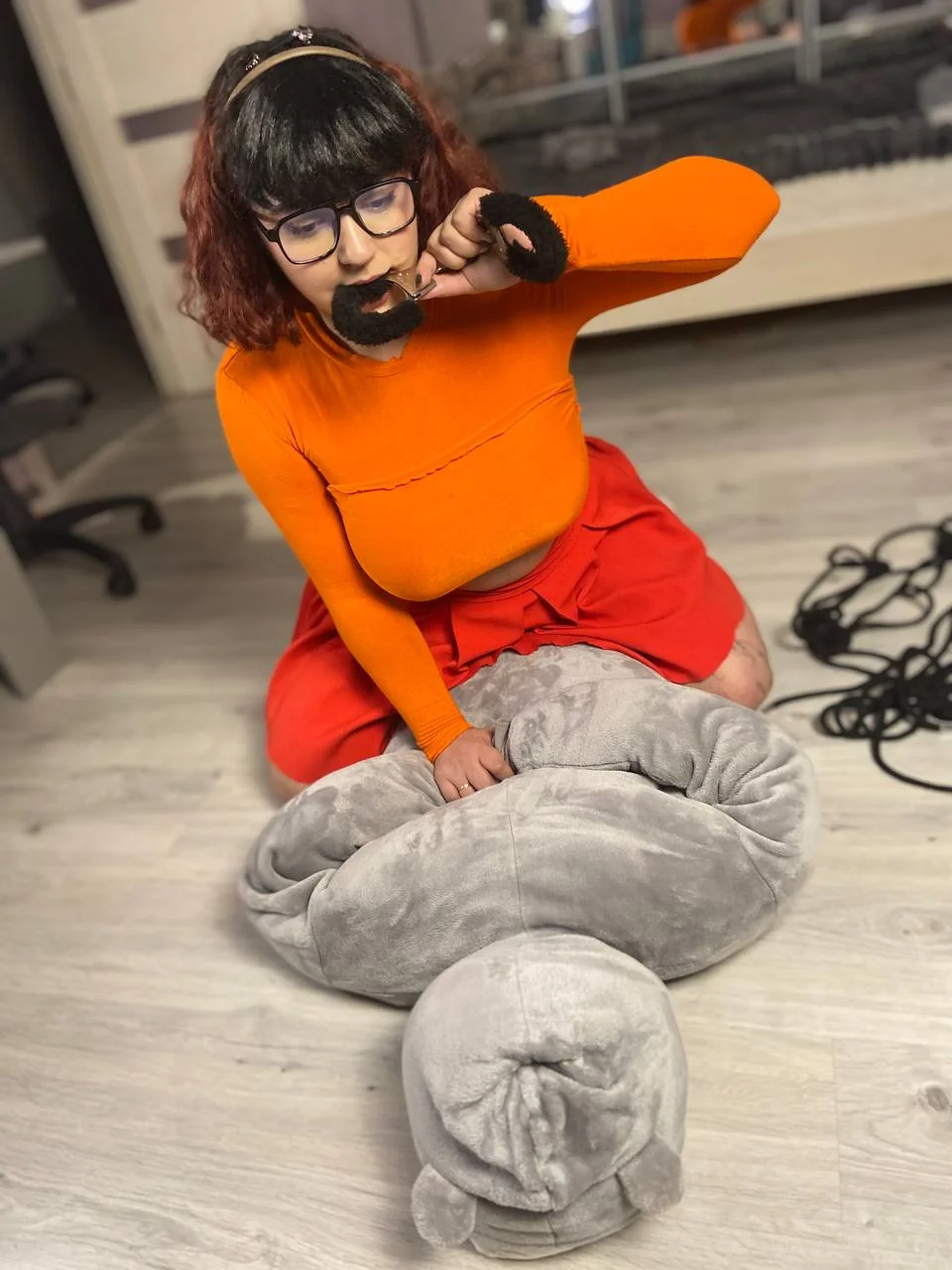Velma catching ghost (Mandragorny) picture 2 of 4