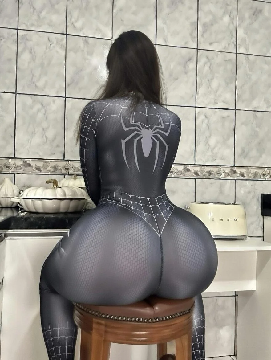 Spider girl 🙃 / isabela_bluee picture 1 of 3