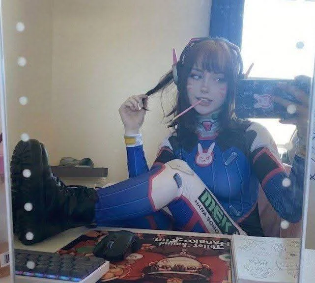 D.va Cosplay /Aylin Garcia picture 2 of 3